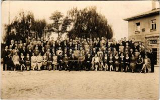 1930 Budapest X. Kőbánya (?), Hangya tárháza, csoportkép, középen Rohrer Aladár igazgató, Ceglédi úti raktár főnökség. photo (tűnyomok / pinmarks)