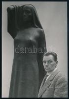 Reismann Mariann (1911-1991): Férfi szoborral, reprodukciós előhívás, 16,5×11,5 cm