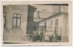 1932 Bucharest, Bukarest, Bucuresti, Bucuresci; people in front of a house. photo (EB)