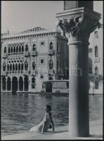 1937 Velence, lány a parton, reprodukciós előhívás, hátoldalon feliratozva, 24×18 cm