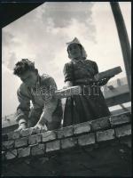 Rév Miklós (1906-1998): Sztahanovisták, hátoldalon feliratozott fotó, 17,5×13 cm