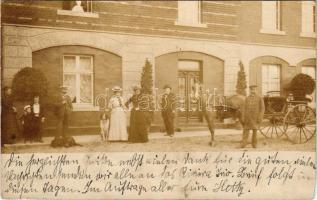 1901 Wesel, horse-drawn carriage with ladies and dogs. photo (cut)