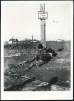 cca 1930-1932 "Magánút, tilos az átjárás", hátoldalon feliratozott reprodukciós előhívás, 18×13 cm