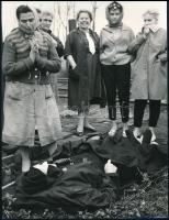 Jelzés nélkül: Halál az utcán, hátoldalon feliratozott fotó, 23×18 cm