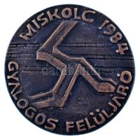 1984. "Miskolc Gyalogos Felüljáró" egyoldalas bronz emlékérem, hátoldalán névre szóló gravírozással "Bartus Ágoston" (59mm) T:AU