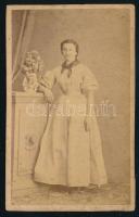 cca 1875 Női portré, keményhátú fotó Pribék Antal székesfehérvári műterméből, 10,5×6,5 cm