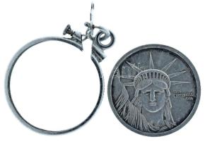 Amerikai Egyesült Államok 1986. "Százéves a Szabadságszobor" kétoldalas, jelzett Ag emlékérem (3,13g/0.999/19mm) + Ag foglalat (0,96g/0.925) T:AU,XF patina USA 1986. "Centennial of the Statue of Liberty" double-sided, hallmarked Ag medallion (3,13g/0.999/19mm) + Ag frame (0,96g/0.925) C:AU,XF patina