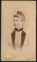 cca 1890 Női portré, keményhátú fotó Kossak József temesvári műterméből, 10,5×6,5 cm