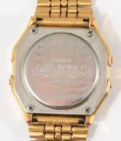 Casio digitális kijelzős karóra, fém szíjjal, működik, 34x30 mm