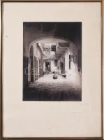 Fő utcai ház udvara. ca 1920 zselatinos ezüst nagyítás, Jelzett. Novák jelzéssel. 23x17 cm Üvegezett keretben 30x40 cm