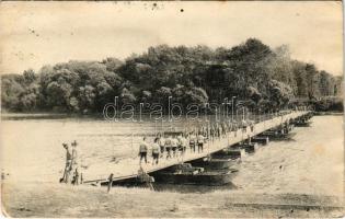 1913 Rögtönzött katonai hajóhíd (ponton) építése a Száván / WWI K.u.K. military, pontooners building a pontoon bridge on Sava River + "BUDAPEST - GYŐR - WIEN 13 B" vasúti mozgóposta bélyegző (fa)