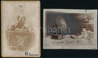 cca 1910 Bohóc, aki hat hangszeren játszik (Music Clown), a ?Charles? (=Károly), Musik Clown, aki a fényképen felsorolt 6 hangszeren játszik, maga Wágner A. Károly és kisgyerek gramofonnal, 2 db keményhátú fotó, 16,5×10,5 cm