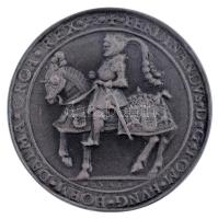 Csehszlovákia 1970 k. "Košický zlatý poklad - Východoslovenské Múzeum v Košiciach (Kassai Aranykincs - Kelet-szlovákiai Múzeum Kassán)" ezüstpatinázott bronz emlékérem, a hátlap I. Ferdinánd 1541-es évjáratú "Schauthaler" előlapjának mintájára készült (51mm) T:XF Czechoslovakia c. 1970. "Košický zlatý poklad - Východoslovenské Múzeum v Košiciach (Kosice Gold Treasure - East Slovakian Museum in Kosice)" silver-patinated bronze commemorative medal, the reverse is modeled on the obverse of Ferdinand I's "Schauthaler" dated 1541 (51mm) C:XF