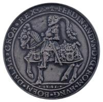 Csehszlovákia 1967. "Výstava Košický zlatý poklad 1967 - Východoslovenské Múzeum v Košiciach (Kassai Aranykincs kiállítása 1967 - Kelet-szlovákiai Múzeum Kassán)" ezüstpatinázott bronz emlékérem, a hátlap I. Ferdinánd 1541-es évjáratú "Schauthaler" előlapjának mintájára készült (51mm) T:XF Czechoslovakia 1967. "Košický zlatý poklad - Východoslovenské Múzeum v Košiciach (Exhibition of the Kosice Golden Treasure 1967 - East Slovakian Museum in Kosice)" silver-patinated bronze commemorative medal, the reverse is modeled on the obverse of Ferdinand I's "Schauthaler" dated 1541 (51mm) C:XF
