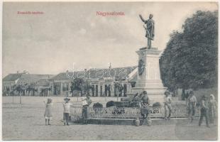1910 Nagyszalonta, Salonta; Kossuth tér, Kossuth Lajos szobor, Szilágyi és Társa üzlete. Döme Károly kiadása / square, monument, shops (fl)