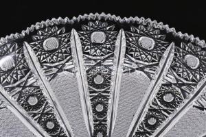 Gazdagon csiszolt ólomkristály kínáló, jelzés nélkül, hibátlan, d: 29,5 cm