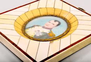 Bonaparte Napóleon kézzel festett portréja, csont rárakásos keretben, 6x5 cm, 12x11,5 cm