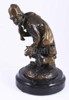 Bruno jelzéssel: Hobo kutyával. Patinázott bronz szobor, márvány talapzaton, m: 25 cm