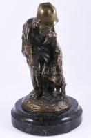 Bruno jelzéssel: Hobo kutyával. Patinázott bronz szobor, márvány talapzaton, m: 25 cm
