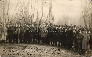 1920 Tiszafüred, a Nemzeti Hadsereg átlépte a Tiszát, darutollas katonák. photo (lyukak / pinholes)