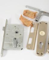 Ajtózár, kulcsos, kilincses, forgógombos hengerzárral