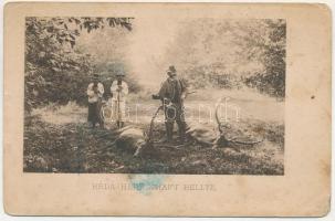 Bellye, Bilje; vadászok / hunting party, hunter with shot down deer (EM)