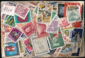 1.100 db vegyes külföldi bélyeg ömlesztve tasakban