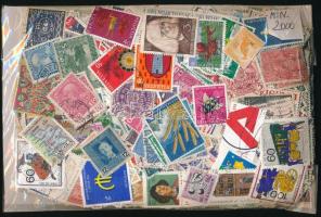 2.000 db vegyes külföldi bélyeg ömlesztve tasakban