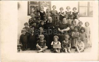 1927-1928 Párkány, Parkan, Stúrovo; római katolikus elemi iskola első osztálya, csoportkép / first class of the Roman Catholic school. photo
