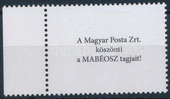 2025 Bélyegnap (98.) ívszéli bélyeg, hátoldalán "A Magyar Posta Zrt. köszönti a MABÉOSZ tagjait!" felirat