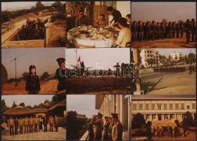 cca 1980 Magyar katonai delegáció Kínában, 26 db (többségében színes) fotó + 17 db további kínai fotó, 6,5x9,5 cm és 12x19 cm közötti méretben