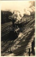 1940 Máramarossziget, Sighetu Marmatiei; vasútállomás, gőzmozdony, vonat / railway station, locomotive, train. photo + "1940 Máramarossziget visszatért" So. Stpl.