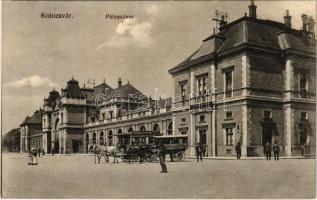 Kolozsvár, Cluj; Pályaudvar, vasútállomás, Első Kolozsvári Omnibusz Vállalat lovaskocsija. Gombos Ferenc kiadása / railway station, horse-drawn carriage of the First Cluj Omnibus Company (fl)