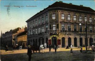 Versec, Vrsac; Városház utca, Verseczi Hitelbank, Győri Mór üzlete, Hotel Glückmann Hungaria szálloda, piaci árusok. W. L. Bp. 605. / Stadthausgasse / street view, loan bank, shops, hotel, market vendors (EB)
