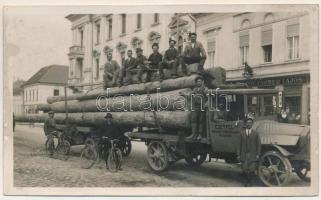 Arad, Czettel faipari részvénytársaság fűrészgyárának teherautója fatörzsekkel és munkásokkal, Farber Lajos üzlete / truck of the Czettel timber industry joint-stock company's sawmill with logs and workers, shop. Sándor photo (vágott / cut)
