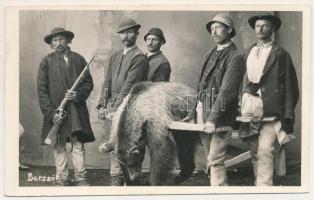 1943 Borszék, Borsec; Borszéki erdőben lelőtt medve. Heiter György udvari fényképész felvétele és kiadása / bear hunters (EK)