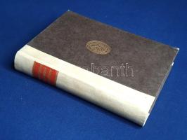 Angelus Silesius [Scheffler, Johannes]:  Cherubinischer Wandersmann. Nach der Ausgabe letzter Hand von 1675 vollständig herausgegeben und mit einer Studie "Über den Wert der Mystik für unsere Zeit" eingeleitet von Wilhelm Bölsche. Jena, 1923. Eugen Diederichs (Spamerschen Buckdruckerei, Leipzig). [4] + LXXXVII + [1] + 243 + [1] p. Johannes Scheffler, azaz Angelus Silesius (1624-1677) német költő, udvari orvos és hitvitázó, a barokk költészet fontos alakja. A sziléziai evangélikus családból származó szerző itáliai tanulmányai után, katolikus német barátai és olvasmányélményei hatására tért katolikus hitre, és kezdte meg hitvitázó munkásságát. Az Angelus Silesius (sziléziai hírvivő / sziléziai angyal) írói nevet felvevő Scheffler legjelentősebb műve misztikus gondolatokat megfogalmazó, paradoxonokban gazdag rímes epigrammagyűjteménye, melynek első kiadása 1657-ben jelent meg Bécsben, "Geistreiche Sinn- und Schlussreime" (Szellemes versek és epigrammák) címmel. Az epigrammagyűjtemény második, bővített kiadásától kezdve viseli a "Cherubinischer Wandersmann" (Kerubi vándor) címet. A német barokk költészet meghatározó alkotása ezen a címen először 1675-ben látott napvilágot, Glatz városában. Hasonmás szövegtükörre törekvő kiadásunk Wilhelm Bölsche (1861-1939) író, szerkesztő, szabadgondolkodó terjedelmes előszavával először 1905-ben jelent meg a jenai bibliofil kiadó, a Diederichs Verlag gondozásában, példányunk az 1923. évi újranyomásból származik. Aranyozott kiadói félpergamen kötésben, felül aranyozott lapszélekkel. Jó példány.