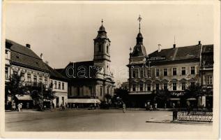 1943 Kolozsvár, Cluj; Mátyás király tér, Központi szálló és étterem, Végh úri divat, Bella Zoltán fényképész, gyógyszertár, Bauch Ernőné szül. Bocskai Jolán üzlete / square, shops, pharmacy