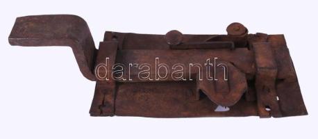 Kapuzár. magyar, 18. sz. vége - 19. sz. eleje, kovácsolt vas, korából adódó sérüléssel, 35x15 cm