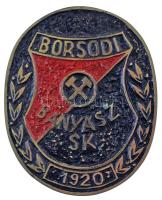 1970 k. "Borsodi Bányász SK" egyoldalas, részben festett, öntött bronz plakett. A Borsodi Bányászt 1920-ban alapították Sajószentpéteren, Sajószentpéteri Bányatelepi TK néven. A klub jobbára a III. és IV. osztálynak számító ligák között ingázott egészen a kommunizmusig, mikor a sajószentpéteri klub is fellendült: 1949 és 1954, majd 1957 és 1964 között is a másodosztály tagja volt. 1965-től jobbára a harmadik ligában szerepelt, egészen 1990-ig, mikor márciusban bejelentették a labdarúgó-szakosztály megszűnését. A játékosok ezután Sajóbábonyba kerültek, ahogy az NB III-as szereplés joga is. (93x76mm) T:XF