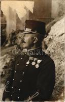 Magyar huszár kitüntetésekkel: Ezüst Katonai Érdemérem vörös szalagon, Jubileumi Emlékérem a Fegyveres Erők Számára, Katonai Jubileumi Kereszt / Hungarian Hussar with medals. photo (b)