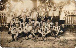 Kassa, Kosice; a banktisztviselők futball mérkőzése az Amatőr Clubbal 0:4, focisták, játékosok csoportképe / football match, players, sport photo (r)