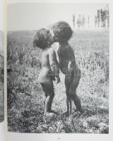 André Kertész Magyarországon. Szerk.: Bodnár János. Bp., 1984, Főfoto. Fekete-fehér fotókkal illuszt...