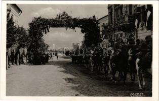 1940 Dés, Dej; bevonulás / entry of the Hungarian troops + "1940 Dés visszatért" So. Stpl. (gyűrődés / crease)