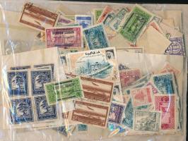 Kis tétel főleg Szíria, Libanon bélyegek tasakban ömlesztve