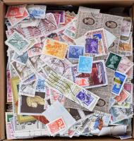 Karton doboz tele külföldi bélyegekkel, nagyon sok képessel