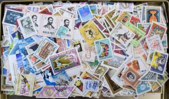 Nagy fém bonbonos doboz tele főleg képes modern magyar bélyegekkel