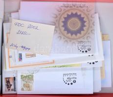 2002 Teljes évfolyam kiadásai FDC-ken kevés hiánnyal, dobozban (21.250)