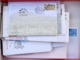 2001 Teljes évfolyam kiadásai FDC-ken kevés hiánnyal, dobozban (28.450)