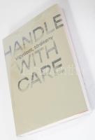 HANDLE WITH CARE - Vigyázat, törékeny. Budapest, 2025, Ludwig Múzeum - Kortárs Művészeti Múzeum. Kiadói papírkötés, kiadói papír védőborítóban, zsugorfóliában
